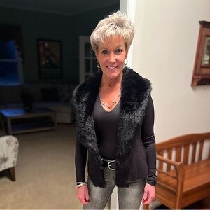 WHBM- Faux Leather Black Vest with Fir Collar.
Hook Closures.
Size XXS.